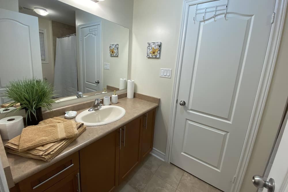 Photo of Bathroom in Bradford West Gwillimbury