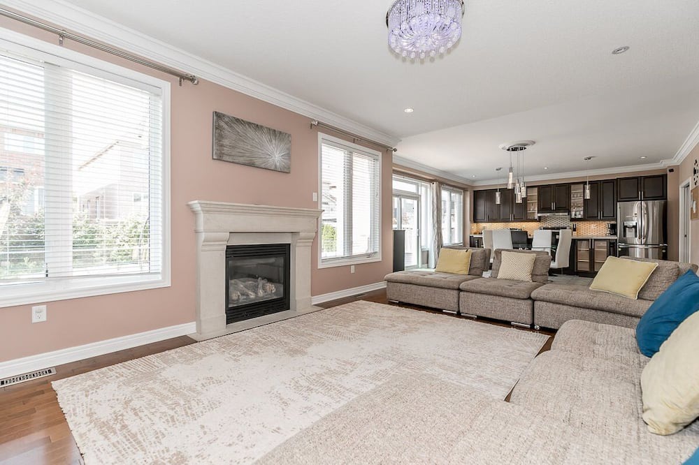 Photo of Livingroom in Bradford West Gwillimbury