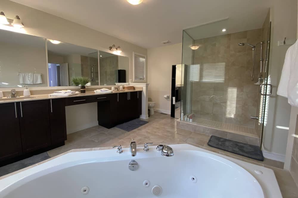 Photo of Bathroom in Bradford West Gwillimbury