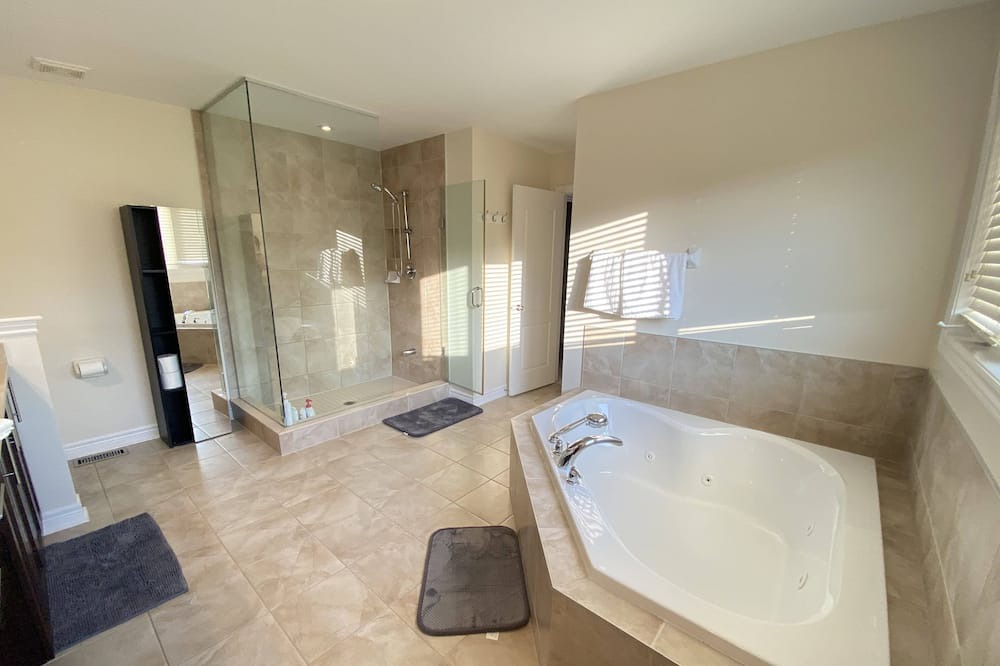 Photo of Bathroom in Bradford West Gwillimbury