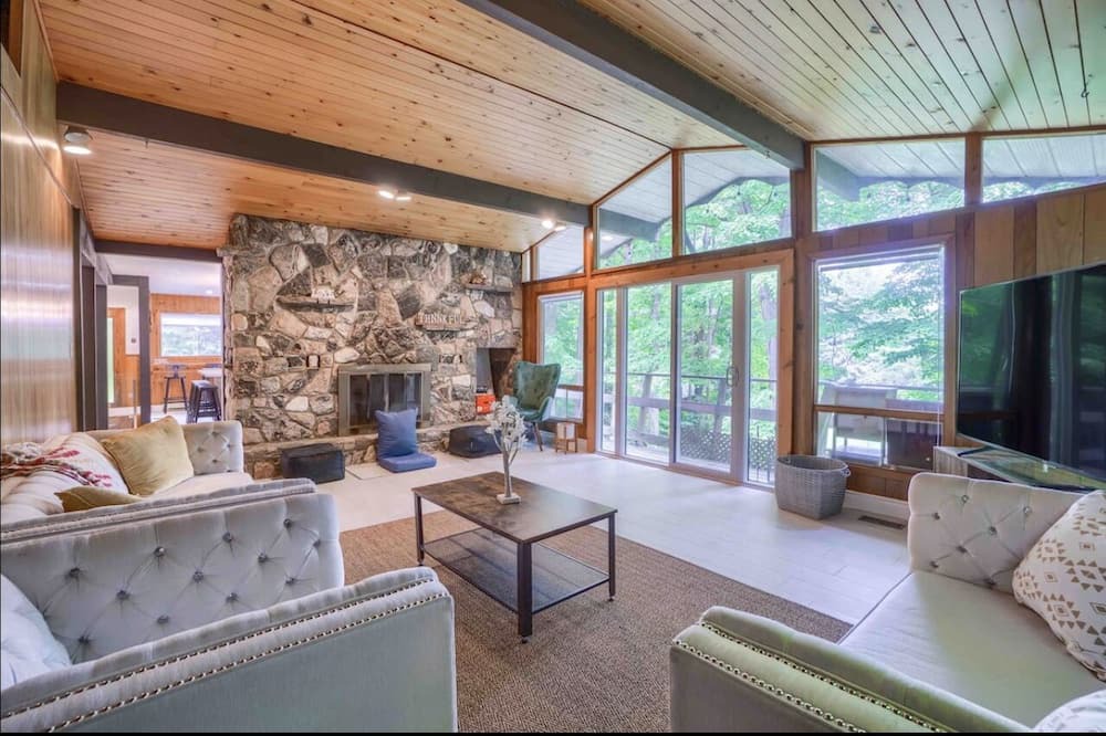 Photo of Livingroom in Coboconk