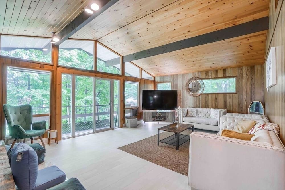 Photo of Livingroom in Coboconk