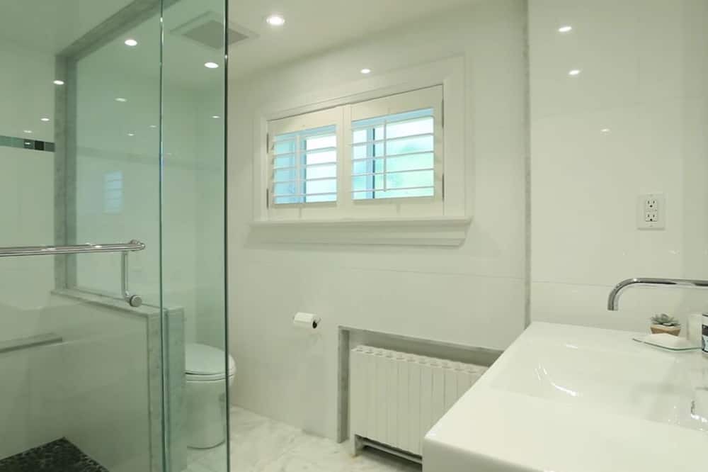 Photo of Bathroom in Mineola