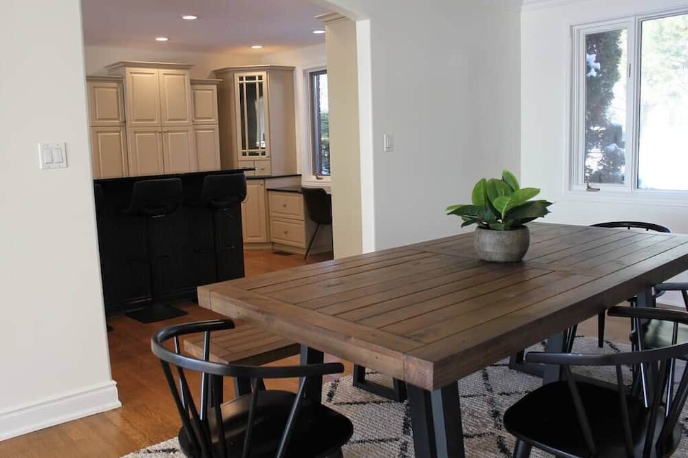 Photo of Livingroom in Quinte West