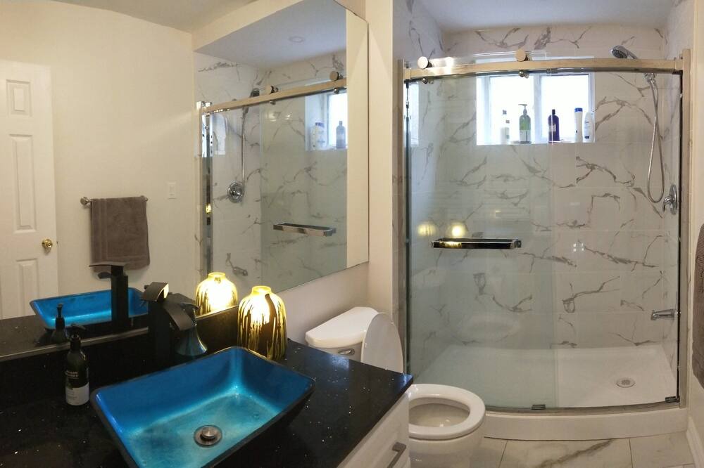 Photo of Bathroom in Clarkson-Lorne Park