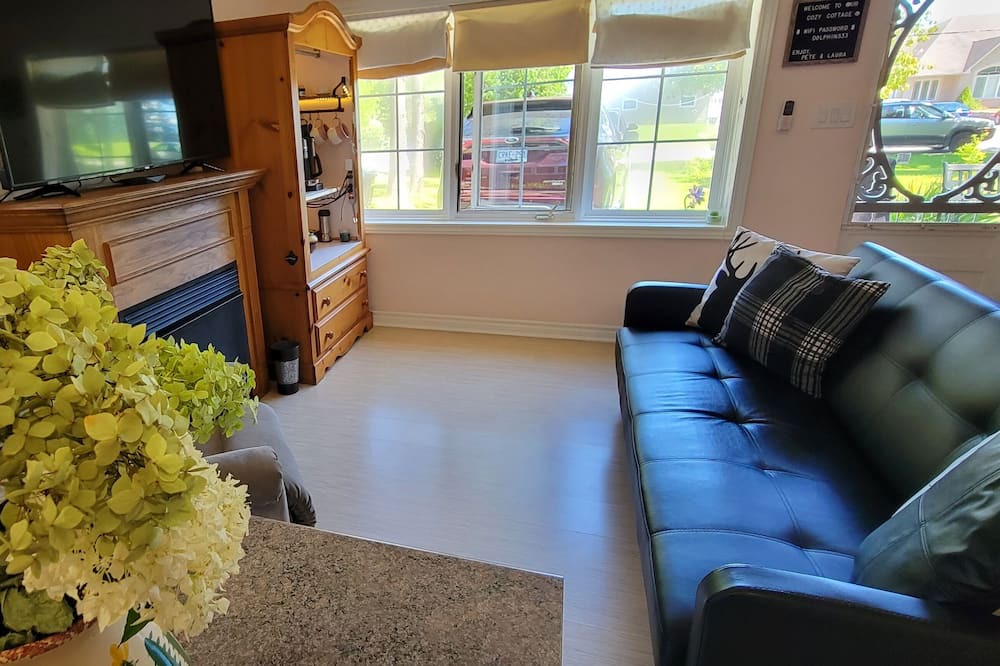 Photo of Livingroom in Victoria Harbour