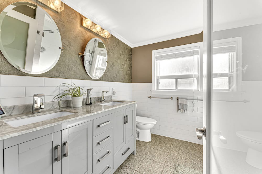 Photo of Bathroom in Clarkson-Lorne Park