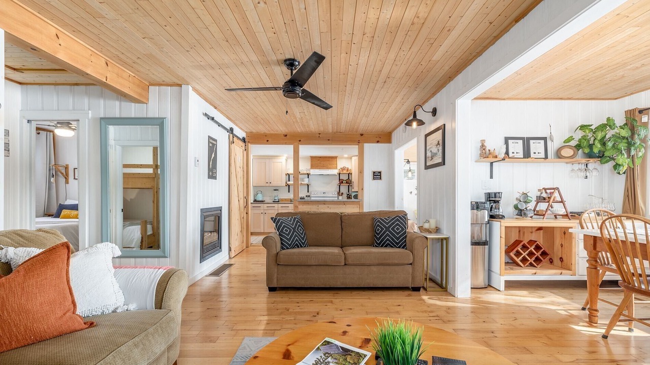 Photo of Livingroom in Youngs Point