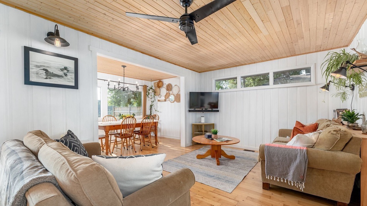 Photo of Livingroom in Youngs Point