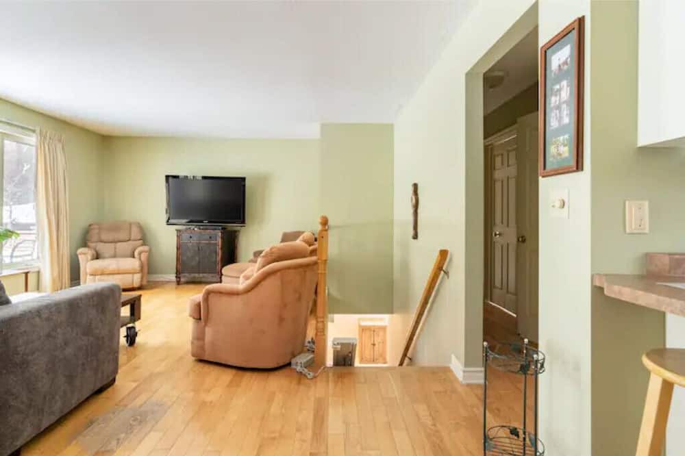Photo of Livingroom in Pelham
