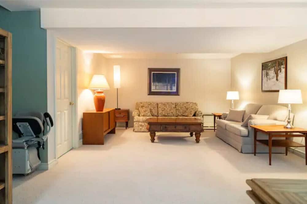 Photo of Livingroom in Pelham