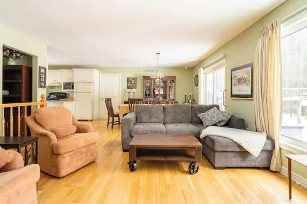 Photo of Livingroom in Pelham