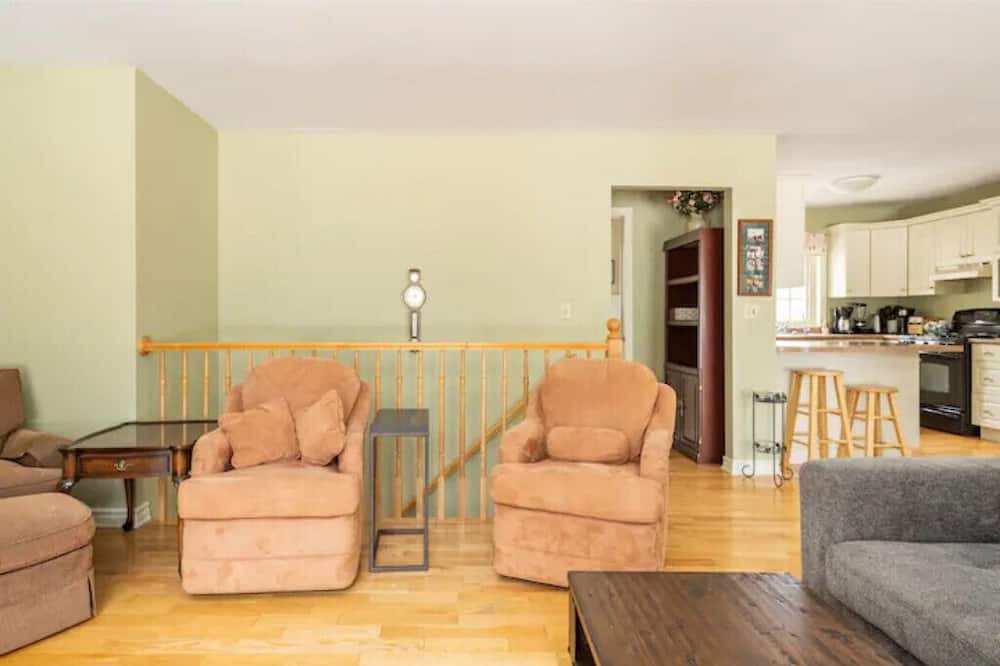Photo of Livingroom in Pelham