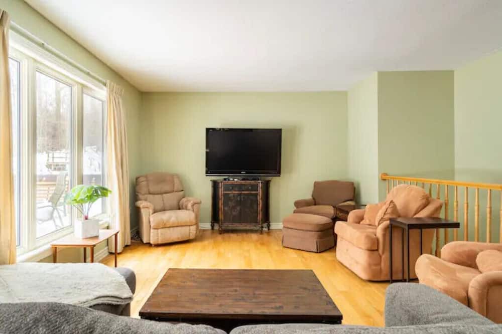 Photo of Livingroom in Pelham