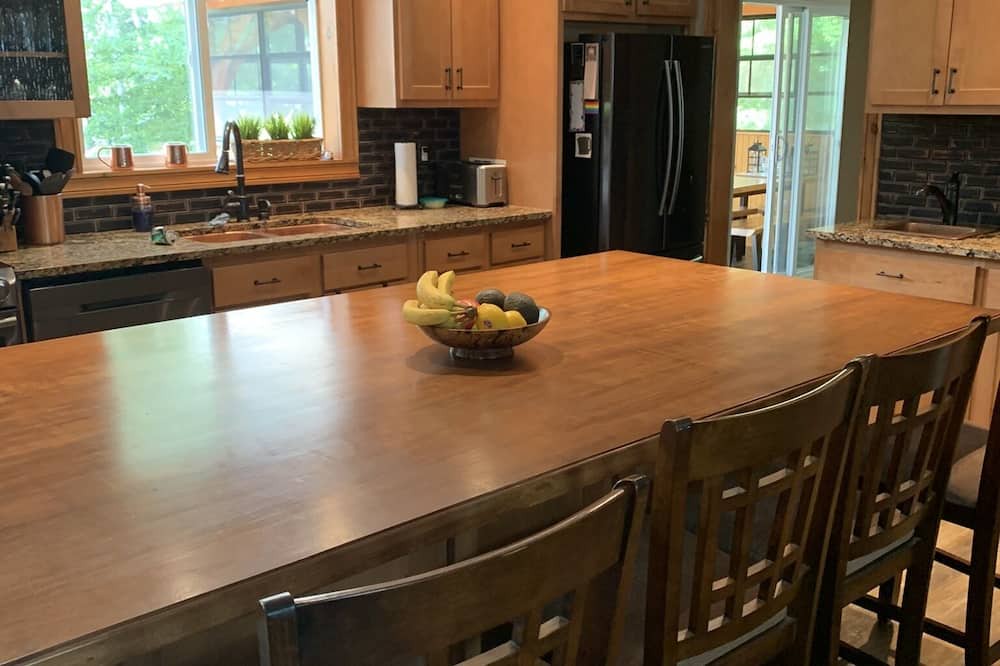 Photo of Kitchen in Dysart et al