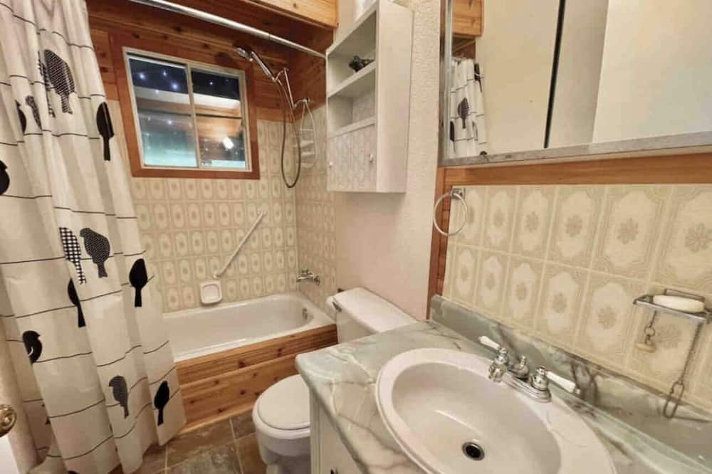 Photo of Bathroom in Arden
