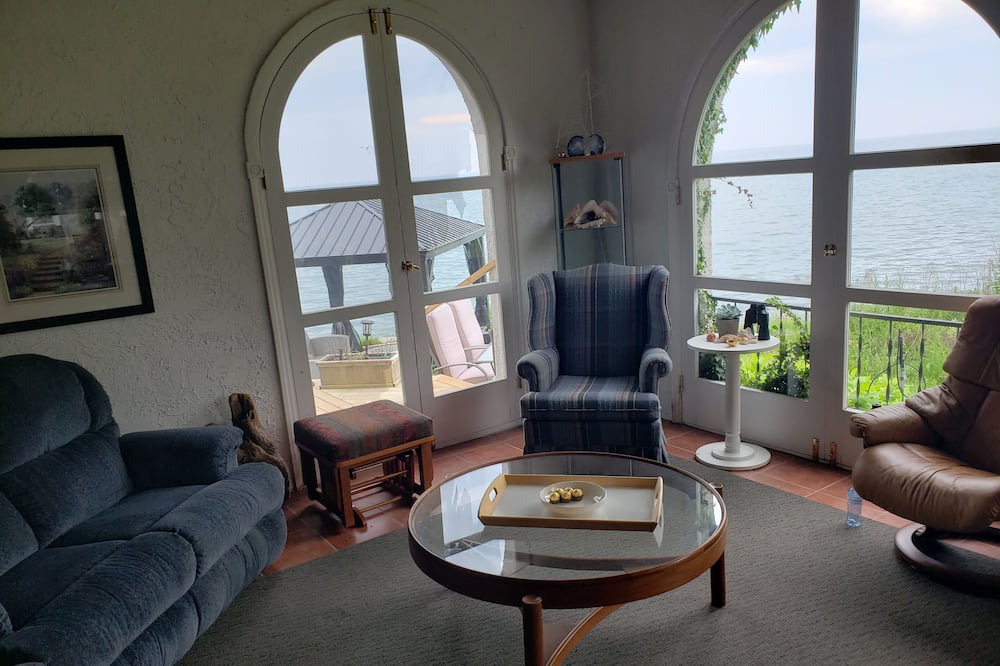 Photo of Livingroom in Cobourg