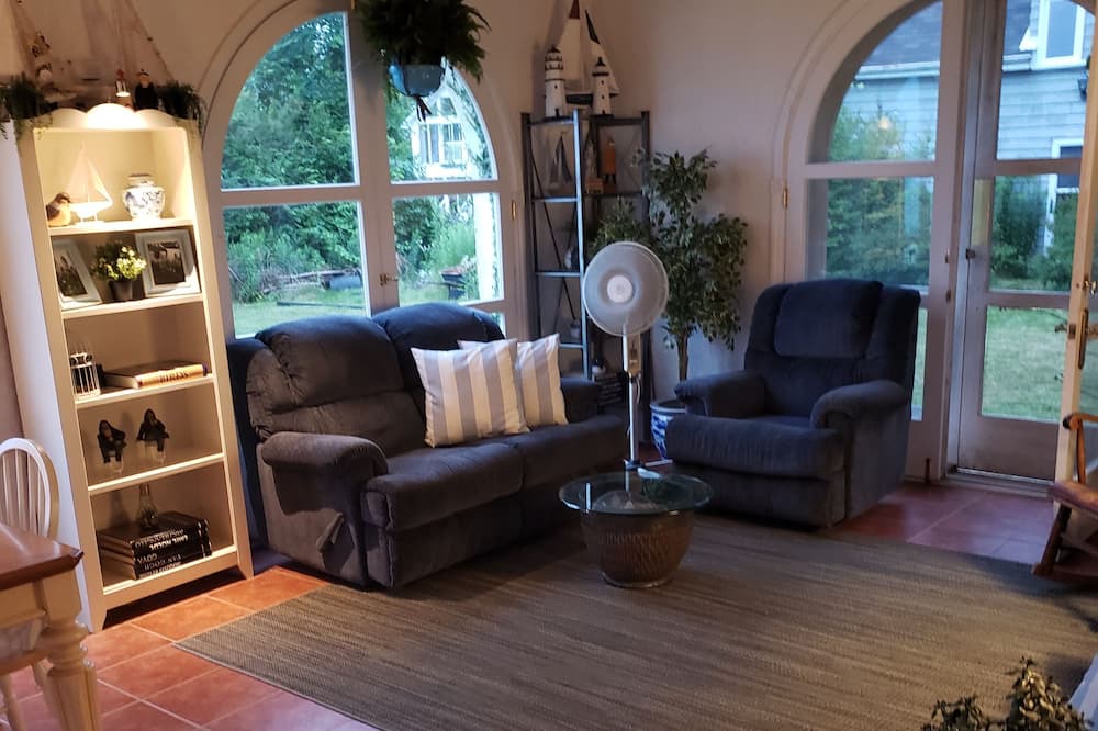 Photo of Livingroom in Cobourg
