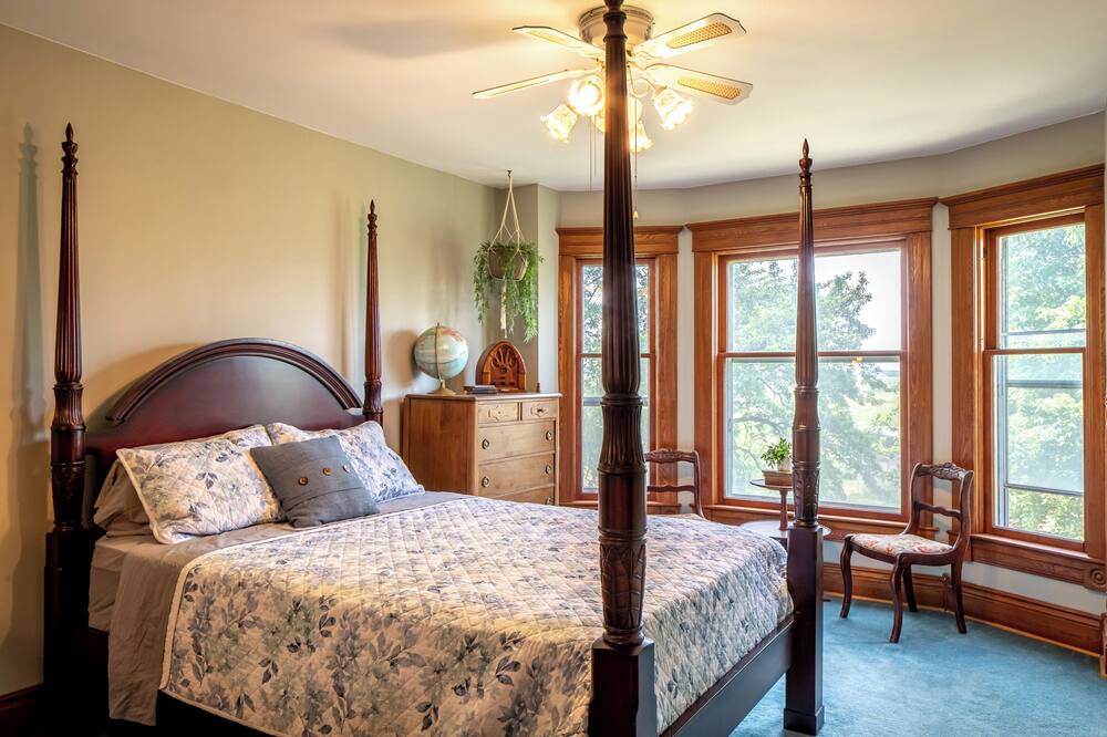 Photo of Bedroom in Lakeshore