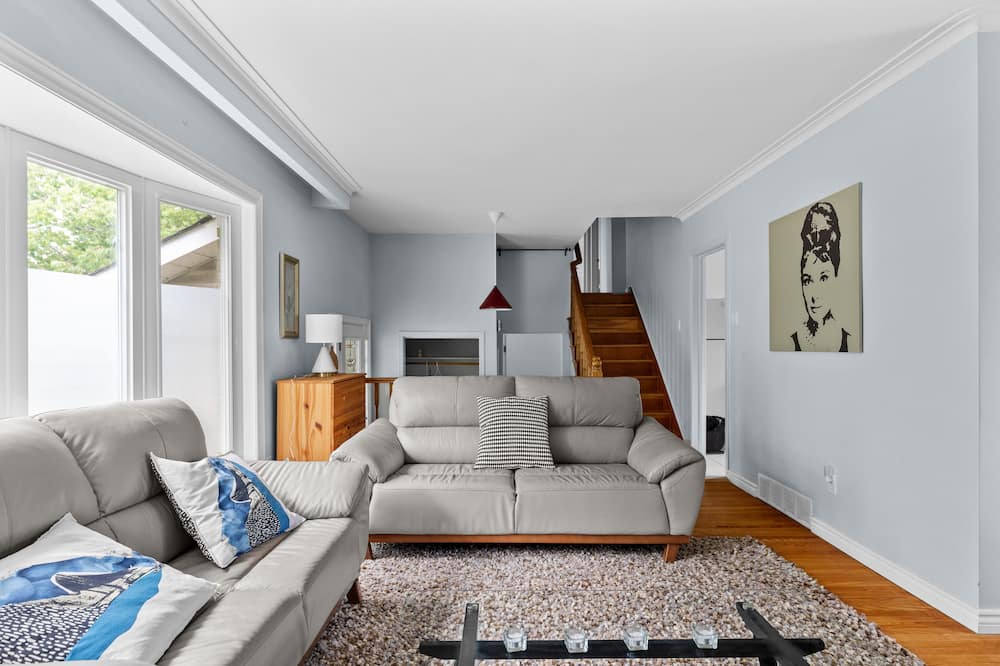 Photo of Livingroom in Clarkson-Lorne Park