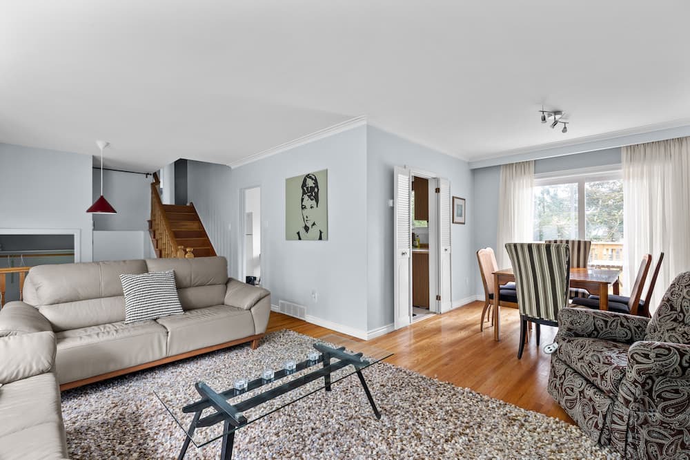 Photo of Livingroom in Clarkson-Lorne Park
