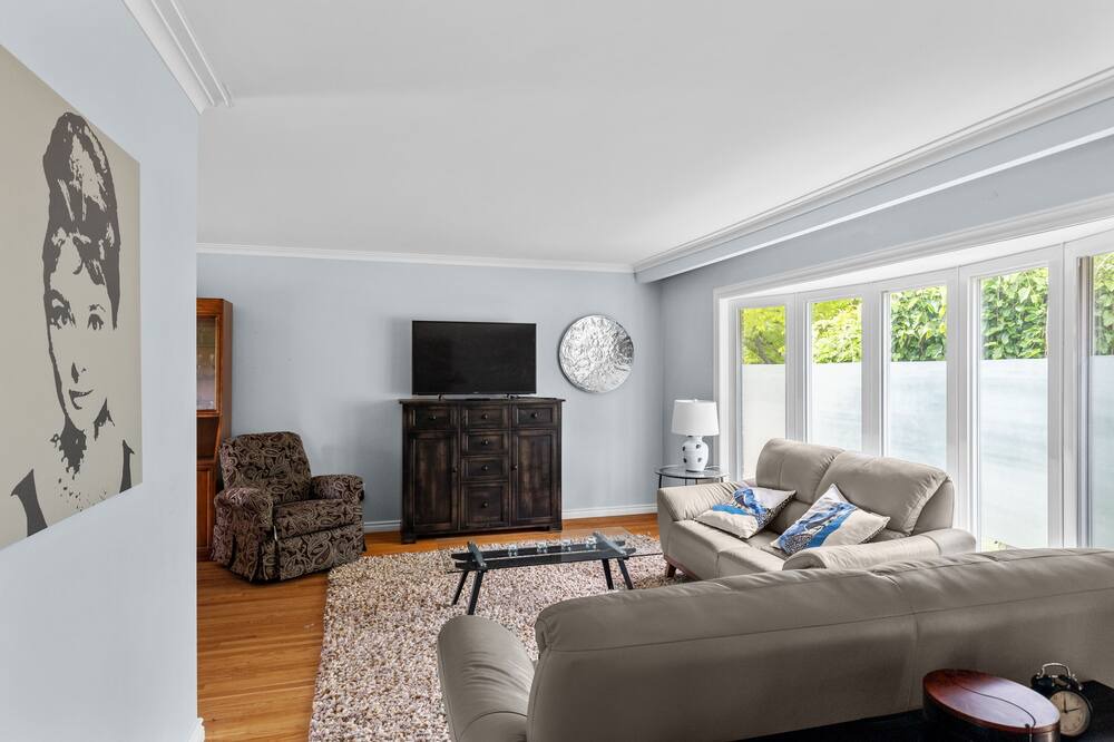 Photo of Livingroom in Clarkson-Lorne Park