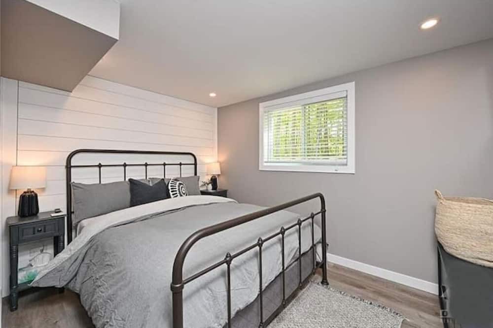 Photo of Bedroom in Elizabethtown-Kitley