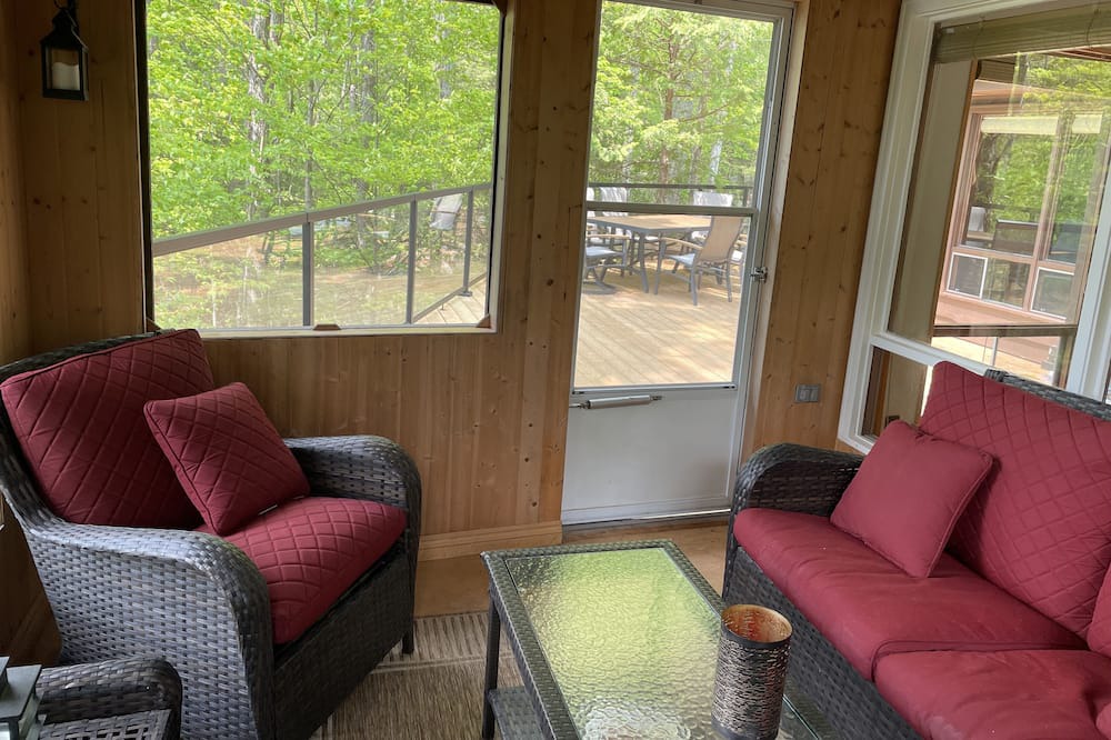 Photo of Livingroom in Marmora and Lake