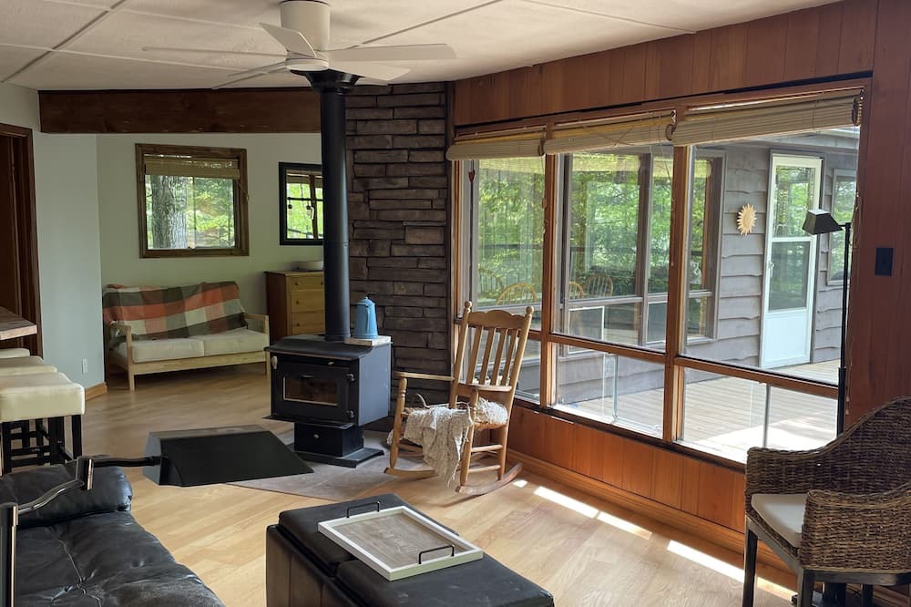 Photo of Livingroom in Marmora and Lake