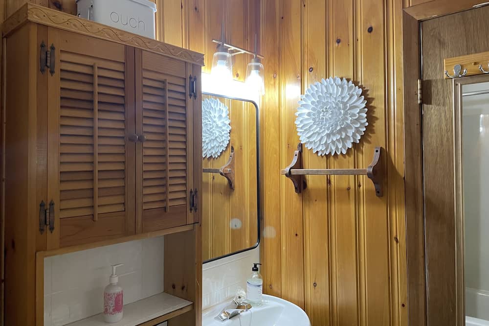 Photo of Bathroom in Marmora and Lake