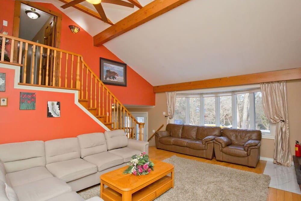 Photo of Livingroom in Caledon