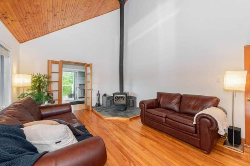 Photo of Livingroom in Tay Valley