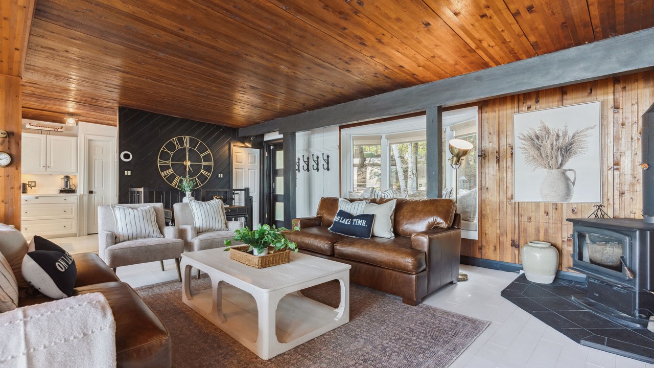 Photo of Livingroom in Lake of Bays