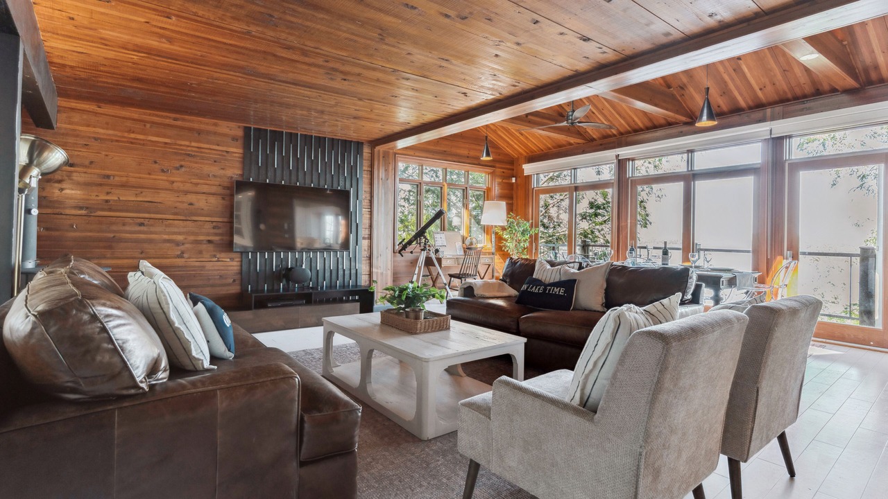 Photo of Livingroom in Lake of Bays