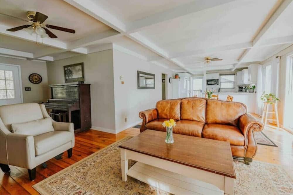 Photo of Livingroom in Centre Hastings