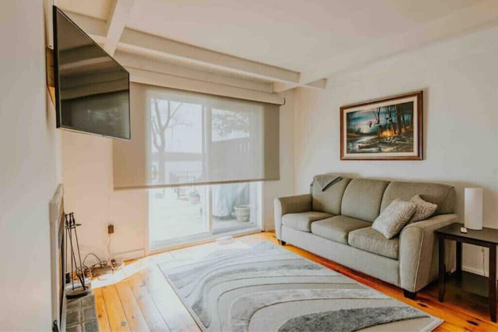 Photo of Livingroom in Centre Hastings