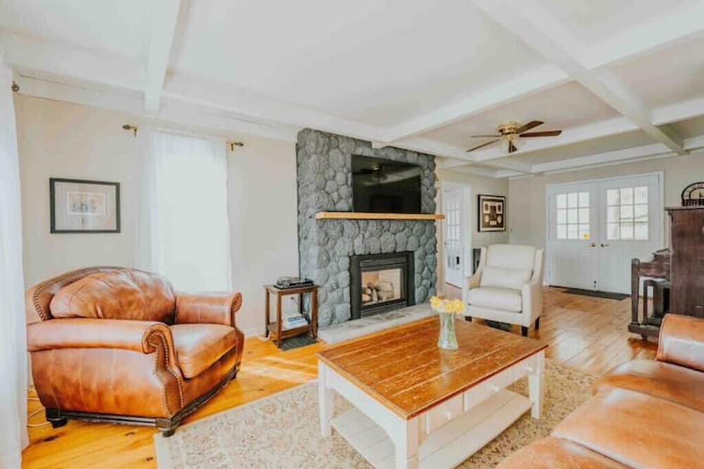 Photo of Livingroom in Centre Hastings