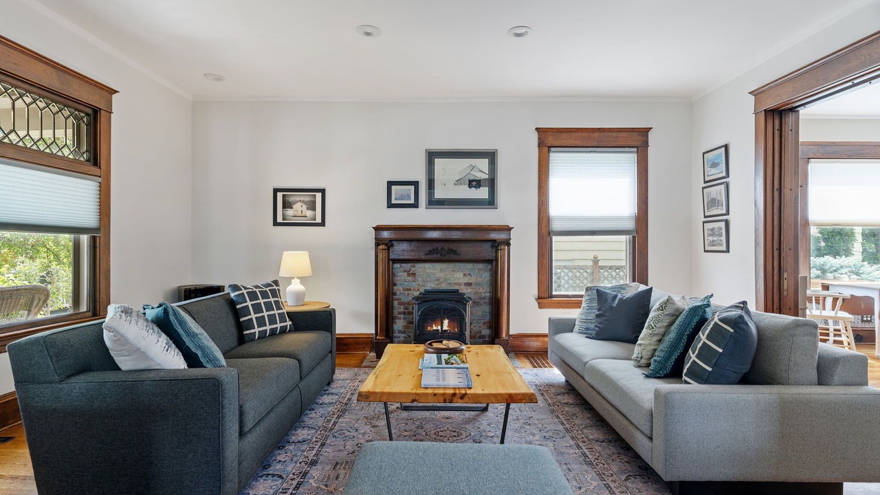 Photo of Livingroom in Lowry Hill East