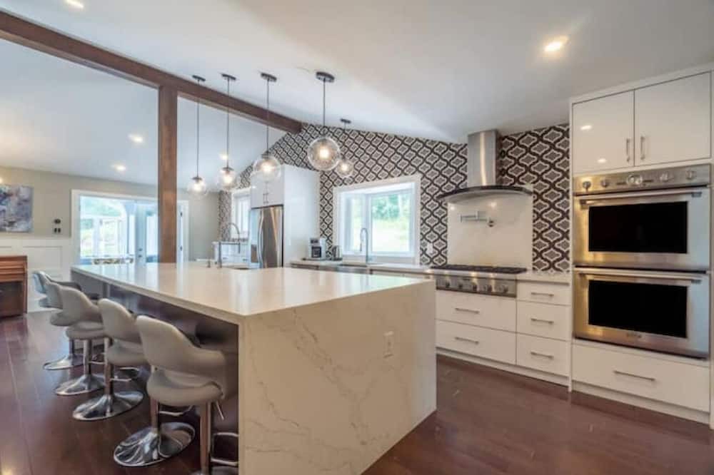 Photo of Kitchen in East Gwillimbury
