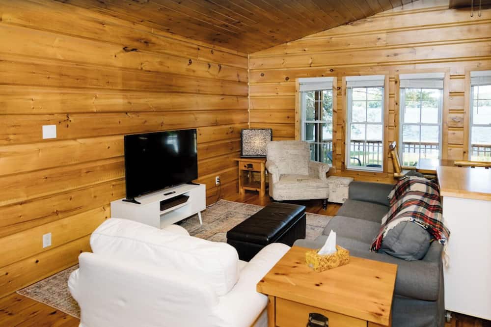 Photo of Livingroom in Haliburton