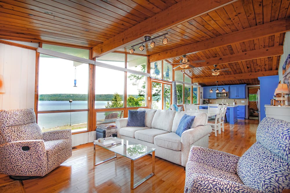 Photo of Livingroom in Manitoulin District