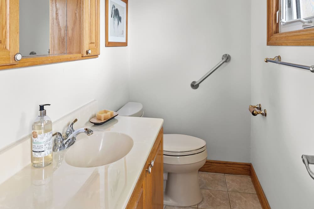 Photo of Bathroom in Clarkson-Lorne Park
