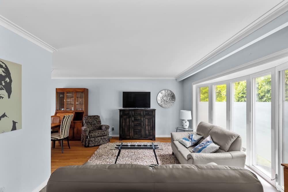 Photo of Livingroom in Clarkson-Lorne Park