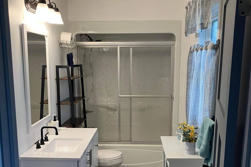 Photo of Bathroom in Oak Grove