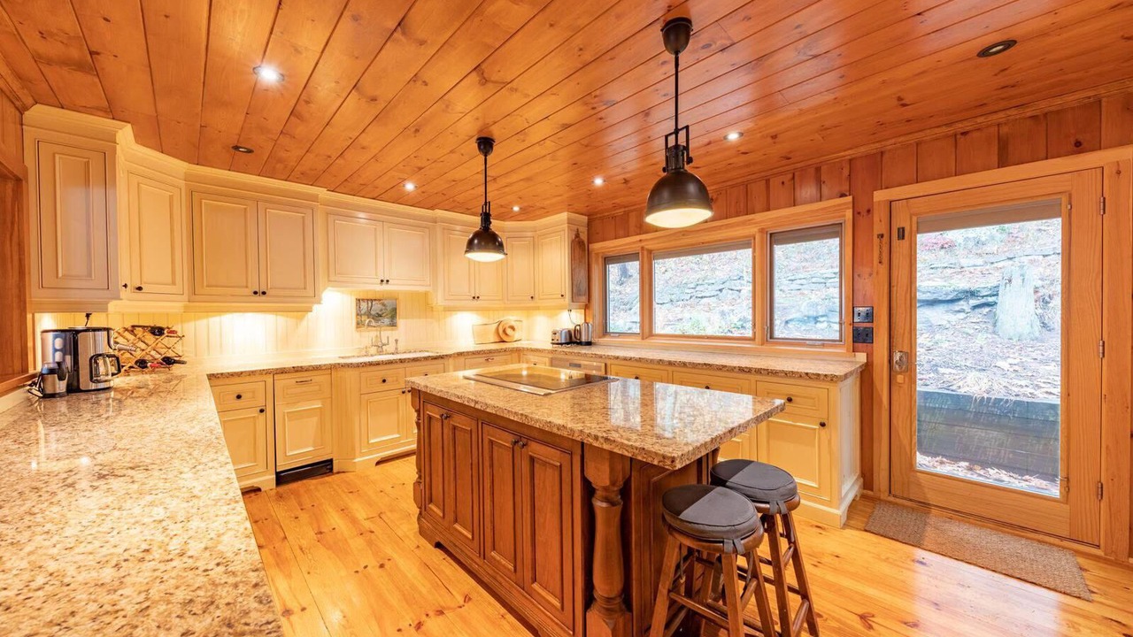 Photo of Kitchen in Muskoka Lakes