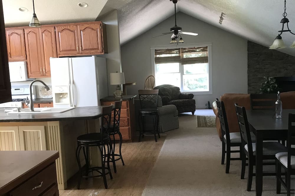 Photo of Livingroom in Victor