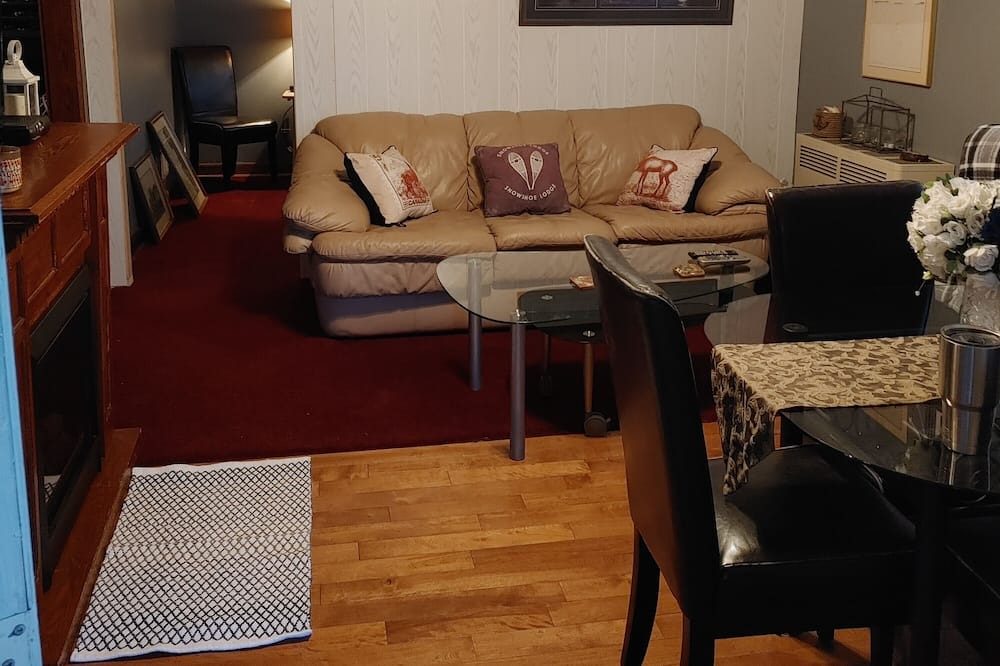 Photo of Livingroom in North Frontenac
