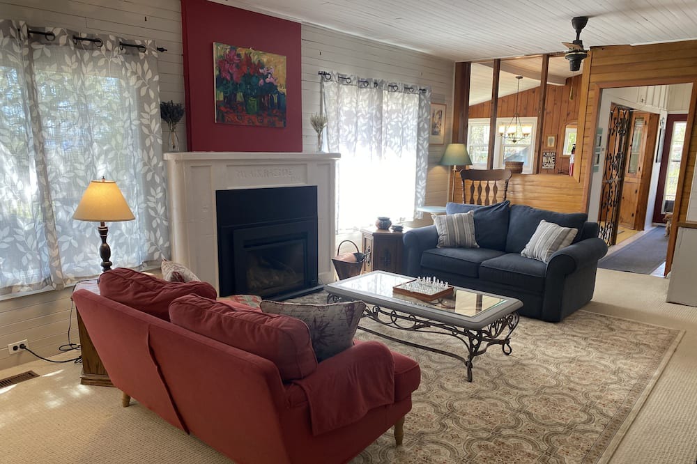 Photo of Livingroom in Fenelon Falls