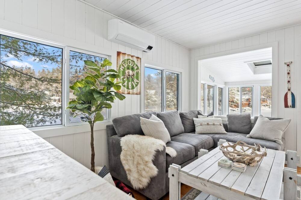 Photo of Livingroom in Gravenhurst