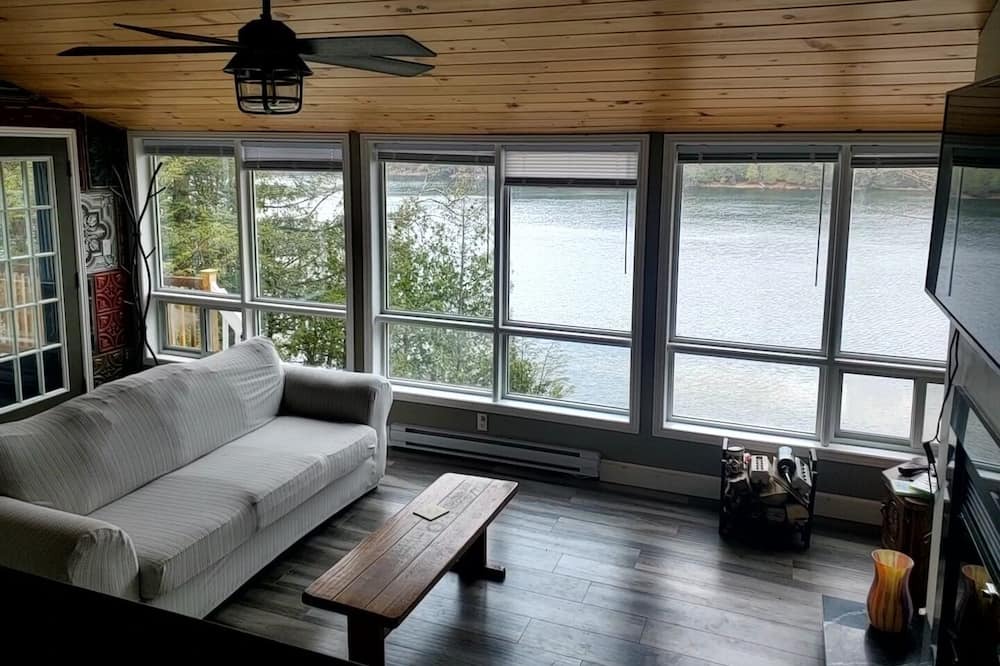 Photo of Livingroom in North Frontenac